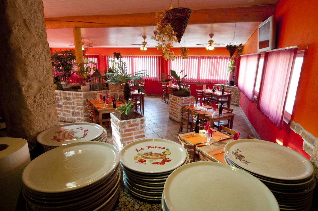 Hotel Bellavista "Bellevue" Saignelegier Bagian luar foto